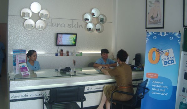 Pengunjung mendaftar saat akan melakukan perawatan kecantikan.  F: YUNITA SARI/JAMBI EKSPRES